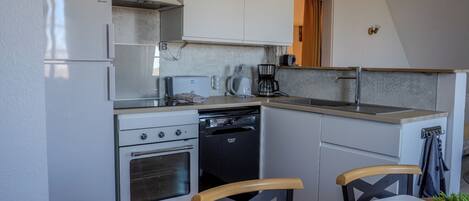 Four Ă micro-ondes, un four, surface de cuisson, lave-vaisselle