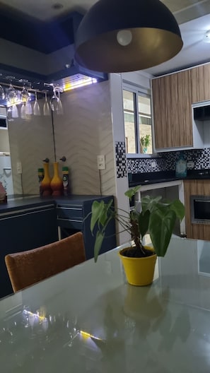 Frigorífico, microondas, horno y placa de cocina