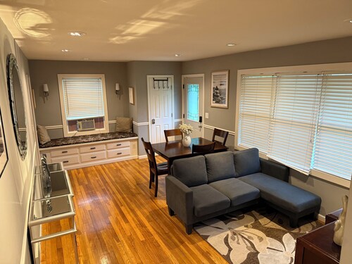 Pleasant 3-bedroom house with AC in charming Mundelein