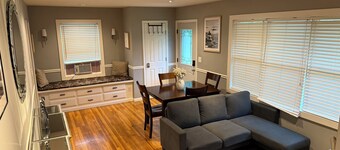 Pleasant 3-bedroom house with AC in charming Mundelein