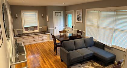 Pleasant 3-bedroom house with AC in charming Mundelein