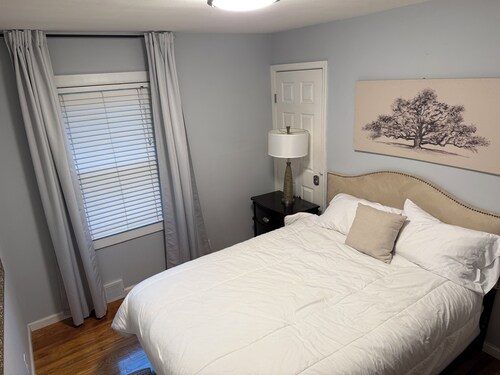 Pleasant 3-bedroom house with AC in charming Mundelein