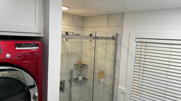 淋浴設備、風筒、提供毛巾、番梘