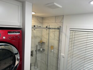 Regadera, secadora de cabello, toallas, jabón 