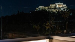 Area moderna per idromassaggio all'aperto con vista su un edificio classico di notte.