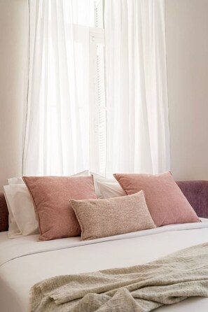 3 bedrooms, desk, iron/ironing board, travel cot - Acropolis Neoclassical Gem (Athina)