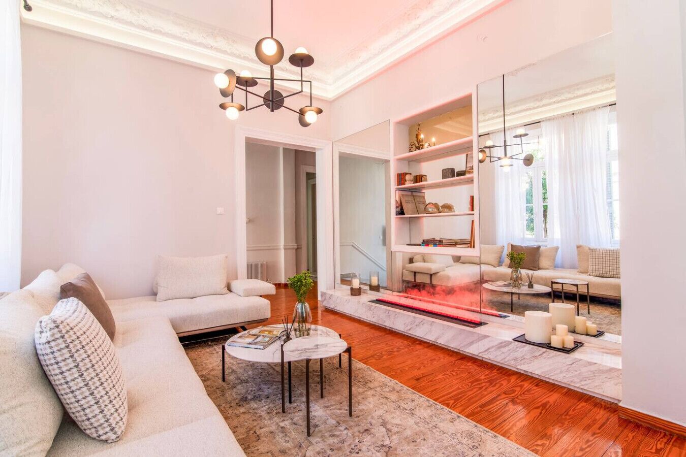 テレビ、暖炉、書庫