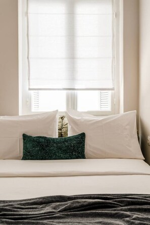 Een bureau, een strijkplank/strijkijzer, reisbedje, wifi