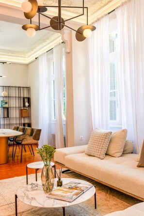 TV, fireplace, books - Acropolis Neoclassical Gem (Athina)