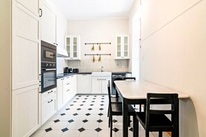 Een koelkast, een microgolfoven, een oven, een kookplaat