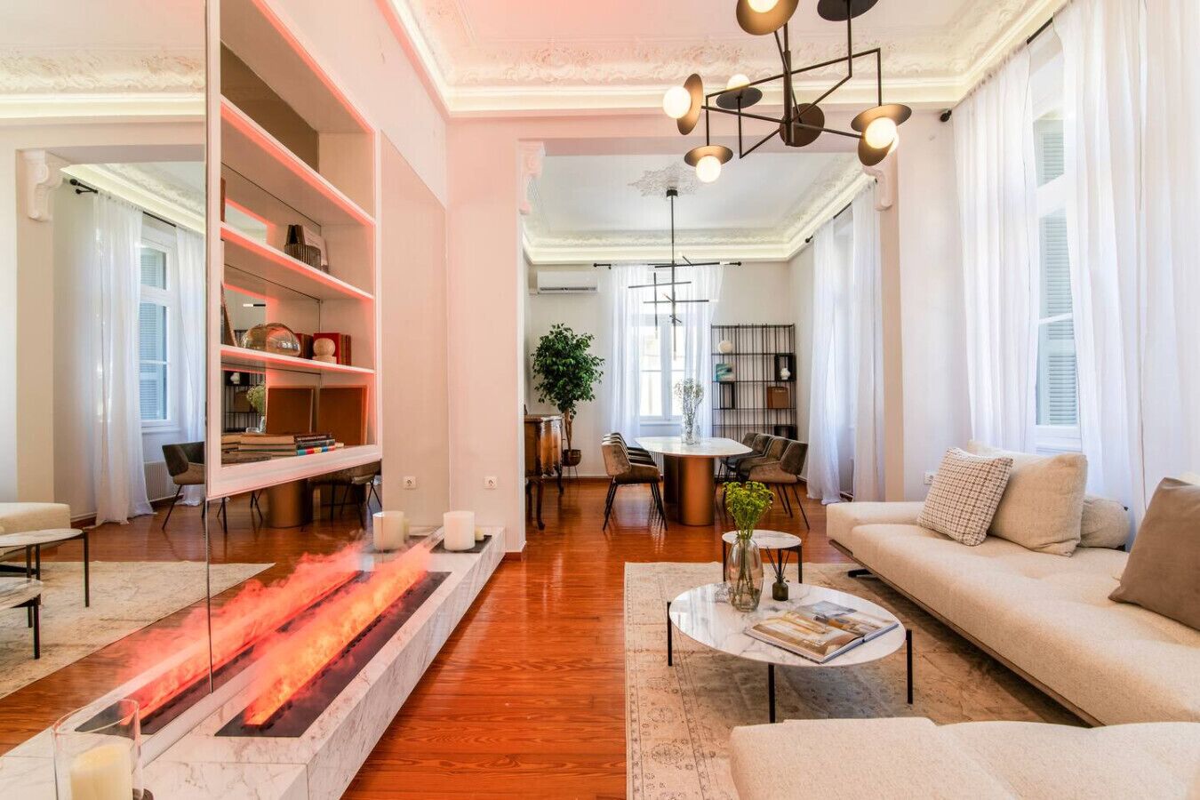 Télévision, cheminée, livres