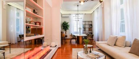 Télévision, cheminée, livres