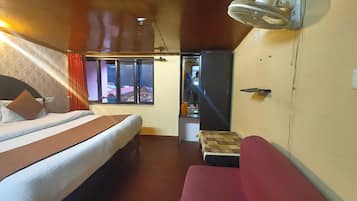 Deluxe Quadruple Room | Hypo-allergenic bedding, desk, soundproofing, bed sheets