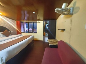 Hypo-allergenic bedding, desk, soundproofing, bed sheets - Nainital Hotel Chand Regency (Nainital)