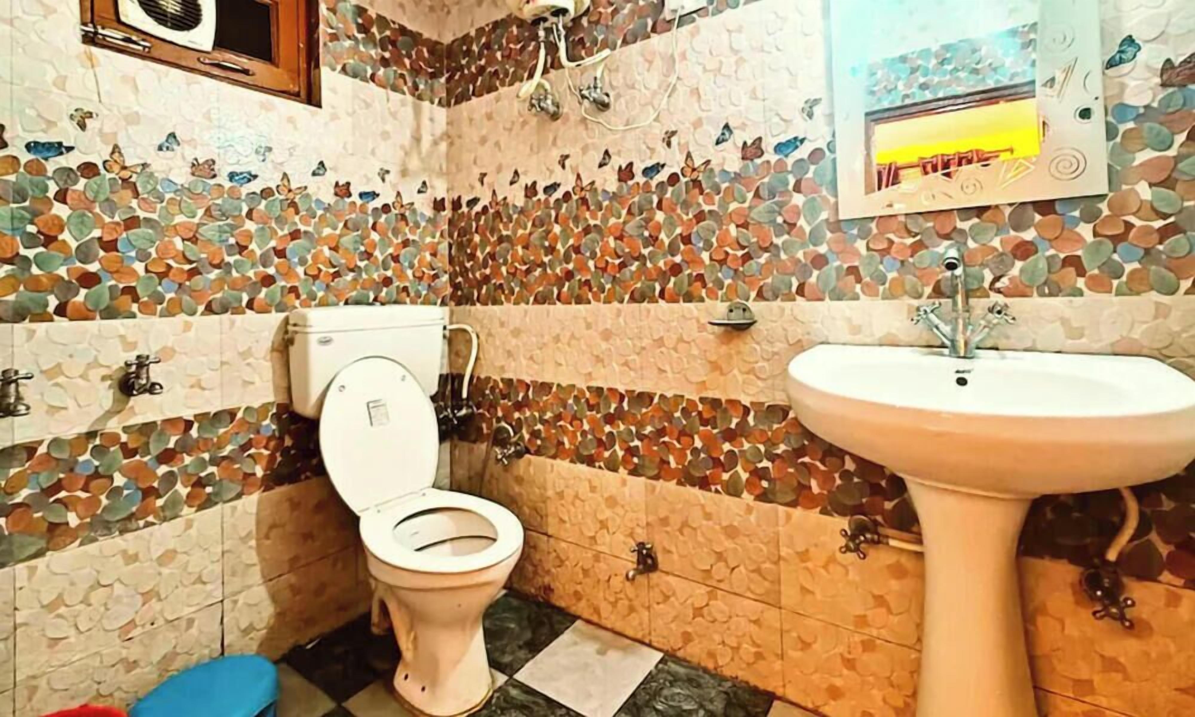 Een douche, een regendouche, pantoffels, handdoeken