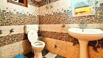 Een douche, een regendouche, pantoffels, handdoeken