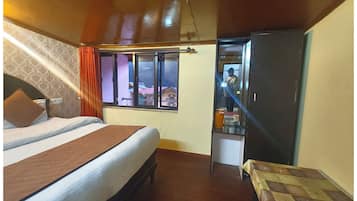 Deluxe Quadruple Room | Hypo-allergenic bedding, desk, soundproofing, bed sheets