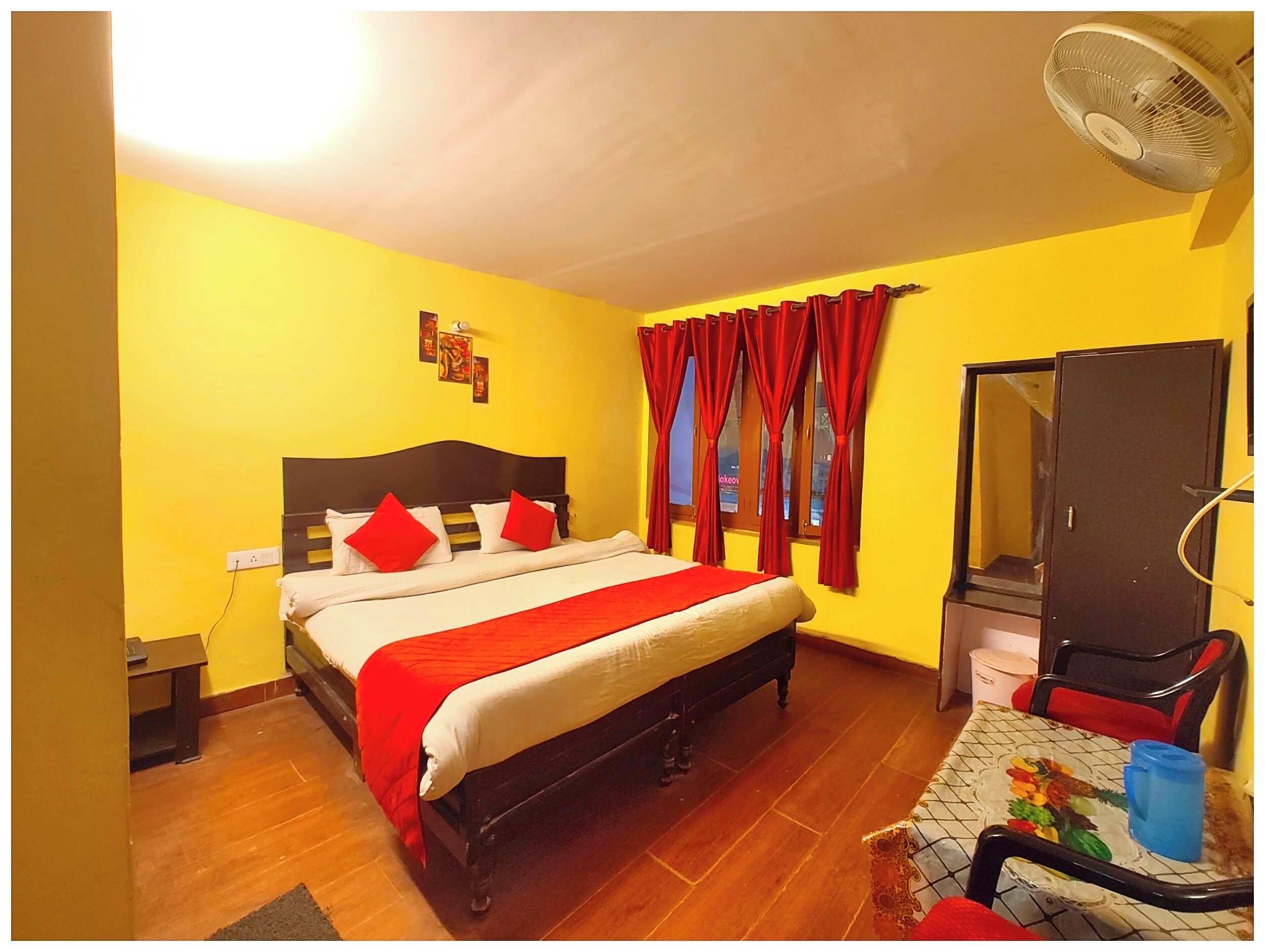 Habitación doble Deluxe, varias camas | Ropa de cama hipoalergénica, escritorio, insonorización y ropa de cama 