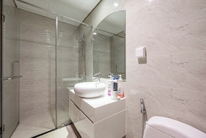 Serviettes fournies, savon, papier toilette