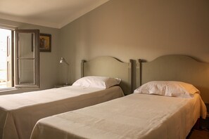 3 Schlafzimmer, Schreibtisch, Bügeleisen/Bügelbrett, Reisekinderbett