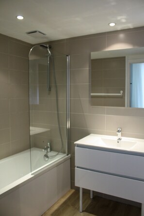 Shower, hair dryer, towels, soap - Maison Charlotte - house 4★ with courtyard, bikes, 2 km from beaches (Sainte-Marie-la-Mer)
