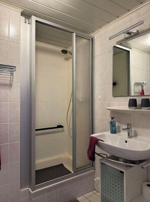 Een douche, een haardroger, handdoeken, zeep