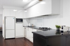 Fridge, microwave, oven, stovetop - Modern Comfort 2BR  Pool, Gym & Prime Valley Location (Fortitude Valley)