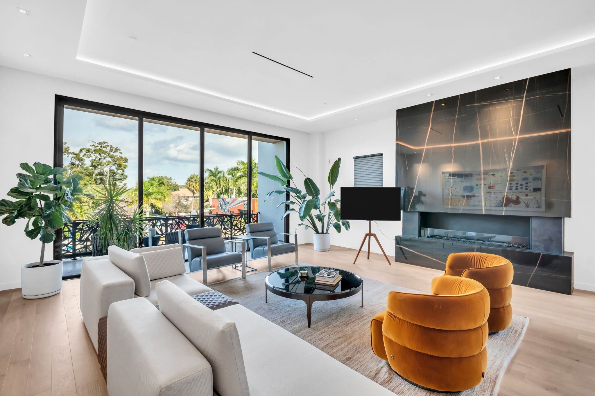 TV, peis og kontorer