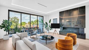 TV, peis og kontorer