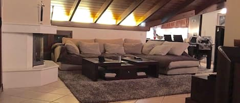 TV, fireplace