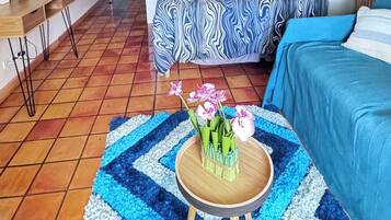 Een strijkplank/strijkijzer, wifi, beddengoed