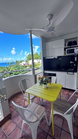 屋外ダイニングエリア