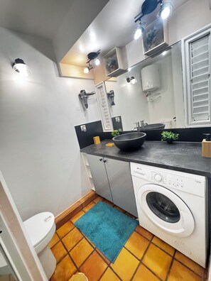 Chuveiro, secador de cabelo, toalhas de banho, sabonete