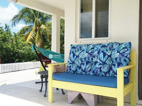 Zinnia Apartment - Charming 2-bedroom in lovely Herberts Village with AC