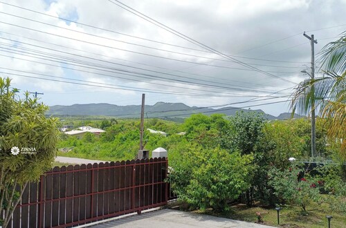 Zinnia Apartment - Charming 2-bedroom in lovely Herberts Village with AC