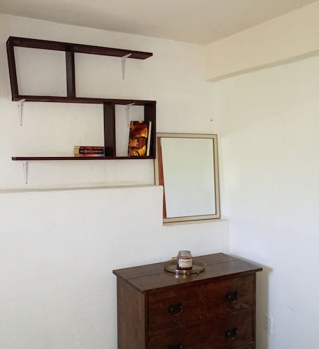 Zinnia Apartment - Charming 2-bedroom in lovely Herberts Village with AC