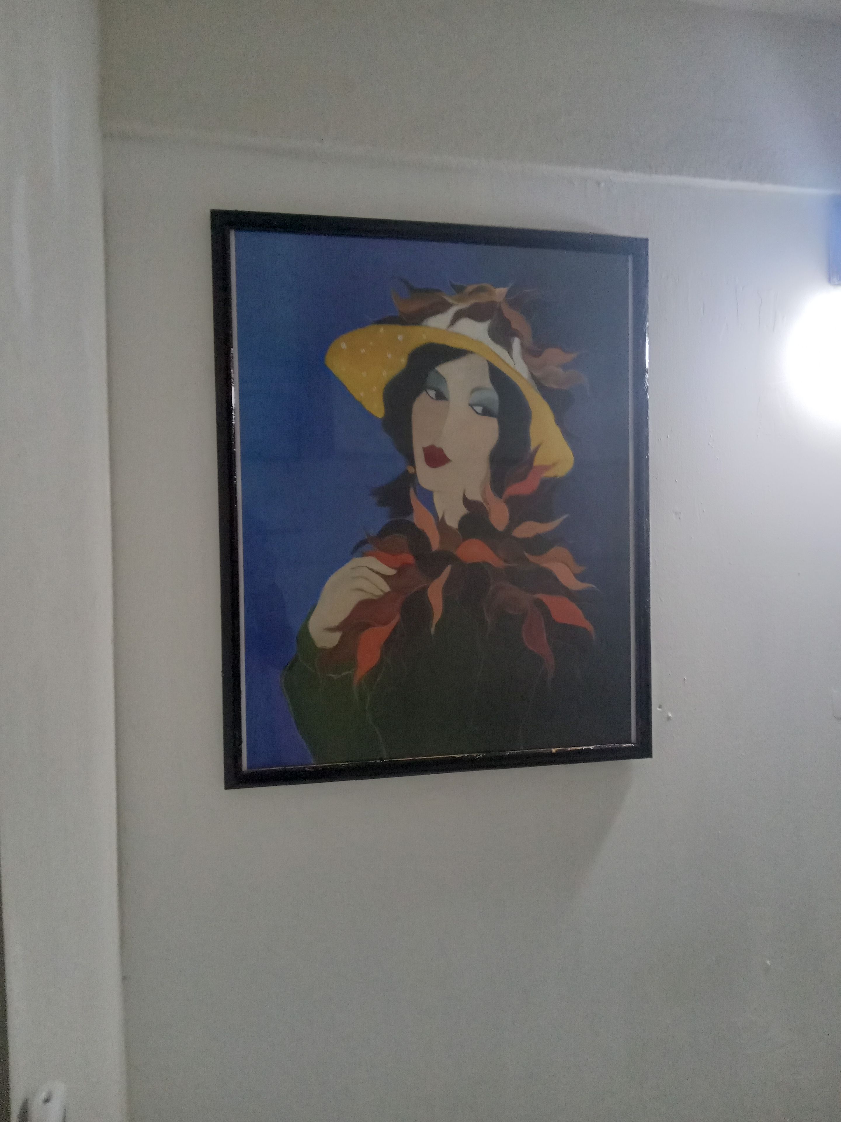 Un'opera d'arte incorniciata appesa al muro.