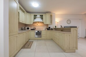 패밀리 아파트, 발코니 | 전용 주방 | 전자레인지, 오븐, 쿡탑, 전기 주전자