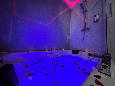 Suite 1 Private Jacuzzi Spa Hot Tub & Sauna