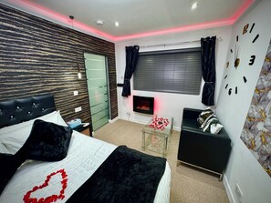 1 bedroom, iron/ironing board, free WiFi, bed sheets - Suite 1 Private Jacuzzi Spa Hot Tub & Sauna (Sheffield)