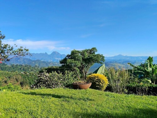 Casa linda between mountains and Café: Landscapes, birds and flowers