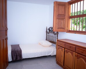 2 bedrooms, iron/ironing board, internet, bed sheets