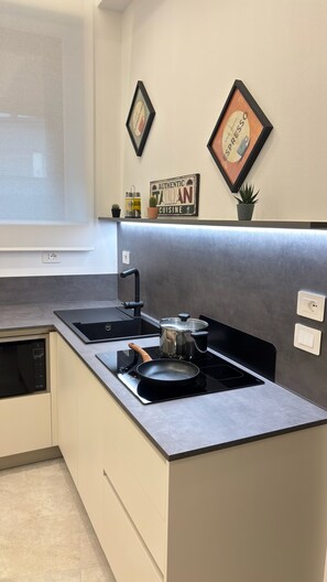 Fridge, microwave, stovetop, dishwasher - Apartment in Center Siena p.t. separate entrance, Parking available (Siena)