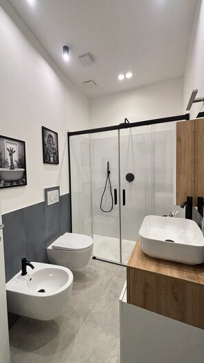 Hårtørrer, håndklæder, Sæbe, Toiletpapir