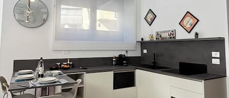 冷蔵庫、電子レンジ、コンロ、食器洗い機