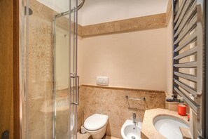 Shower, hair dryer, bidet, towels - 2 Bedrooms & 2 Bathrooms Monti (Roma)