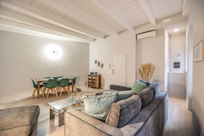 Living area - 2 Bedrooms & 2 Bathrooms Monti (Roma)