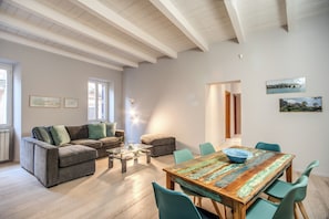 Dining - 2 Bedrooms & 2 Bathrooms Monti (Roma)