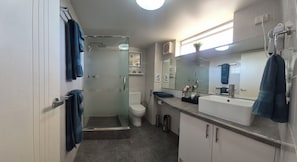 Shower, hair dryer, bidet, towels - Charming 2-bedroom apartment in Mandurah with AC (Mandurah)