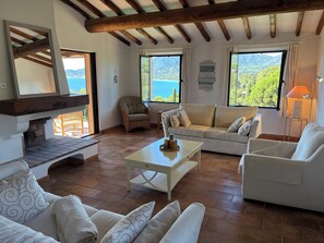 Living area - Villa Doufer, exceptional sea view, beach 100m away, sleeps 8. (la croix valmer)